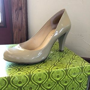 Nude pumps worn once Gianni Bini